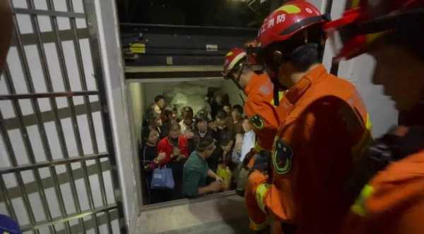 男孩被困电梯坠亡 保安回应 安徽儿童被困电梯失控