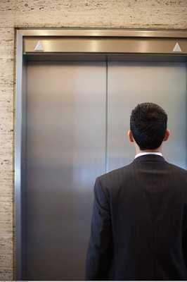 电梯里的人图片