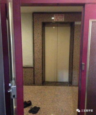 院门和电梯门正对