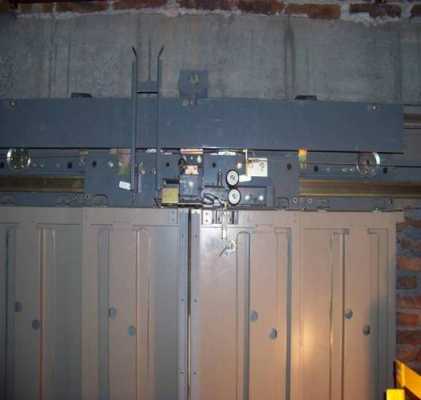 电梯内部钢板安装图片（电梯门底部钢板）
