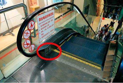  重庆商场电梯紧急按钮「电梯的紧急按钮在出口的哪一边」