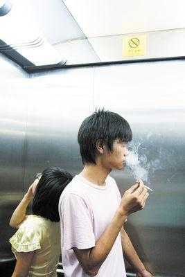 男子电梯中抽烟图片真实 男子电梯中抽烟图片