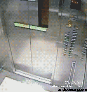 电梯里的砍价视频_电梯伤人的视频