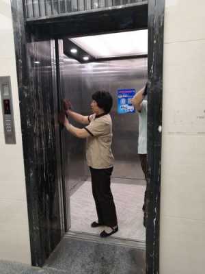 电梯等候区保洁要求