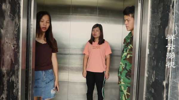 美女在电梯被人挤奶（美女在电梯被人挤奶子）