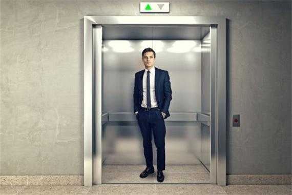 梦到坐电梯碰到帅哥_梦见在电梯里碰见坏人