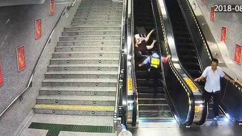电梯摔人 电梯上的乘客摔倒