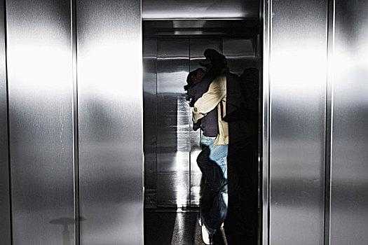 电梯里亲吻的电视剧 电梯里忍不住亲吻