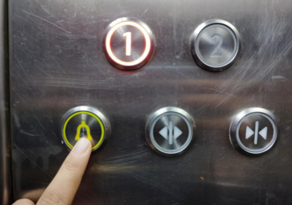 电梯开门按键动作故障
