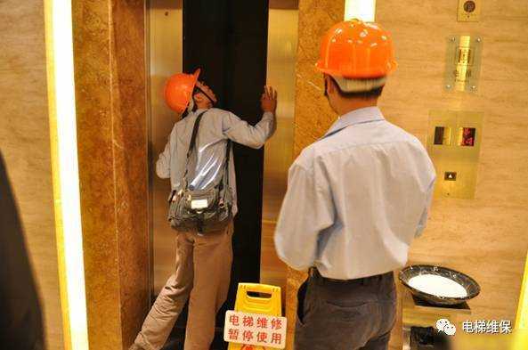 印江平开门电梯,电梯平层不开门是什么原因 