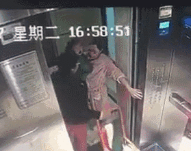 电梯内暴打孩子 广州女子电梯暴打儿子
