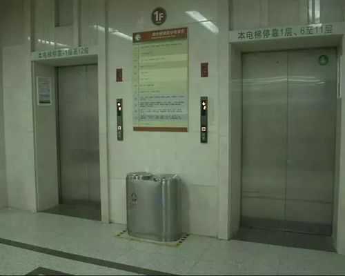 医院电梯不能乱坐 在医院电梯门前坐着