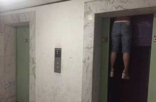 搞笑女子电梯被卡死