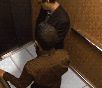 电梯恶搞吓人 电梯恶搞涂口红图片