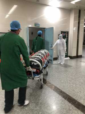 手术患者送至电梯口_医院手术室电梯