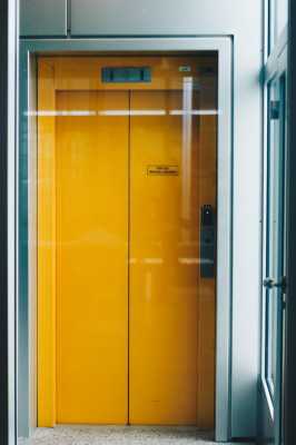 电梯门颜色是黄色的好不好
