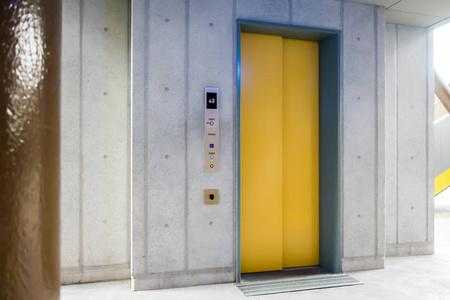 电梯门颜色是黄色的好不好