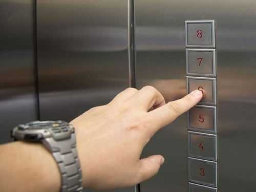 梦见进电梯后电梯上下找不到按钮 梦到电梯找不到出口