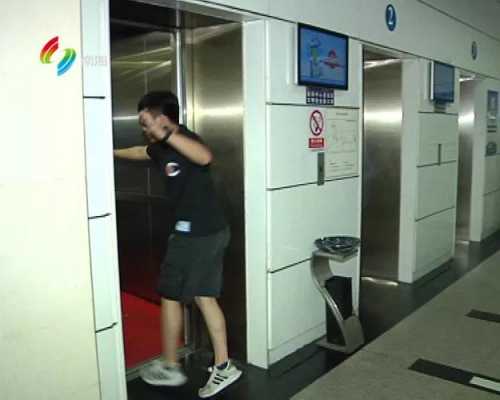  男子踢倒电梯被拘留「男子踢电梯门坠下」