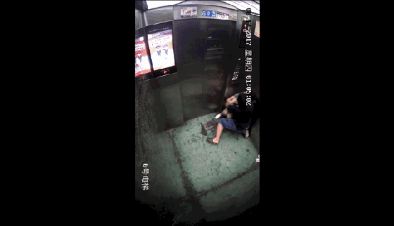 醉酒男子电梯摔倒视频（出电梯吐酒摔倒的视频）