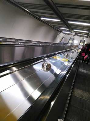 地铁站电梯扶手中间那个半球是什么用处 老外地铁电梯扶手