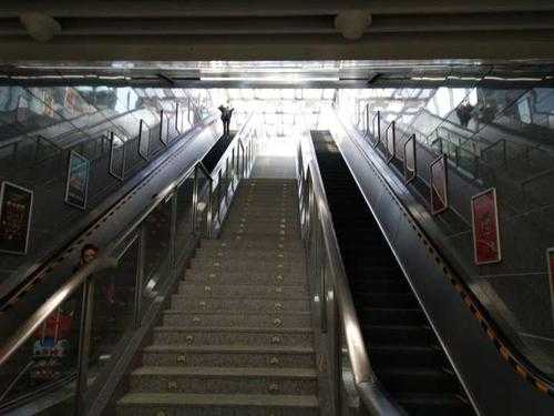  地铁没有楼梯只有电梯「地铁口没有电梯」