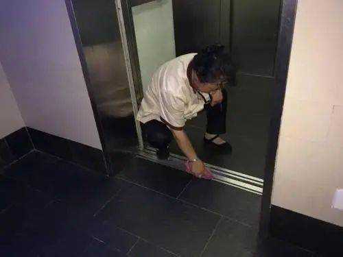电梯拖把怎么清理干净_电梯怎么擦