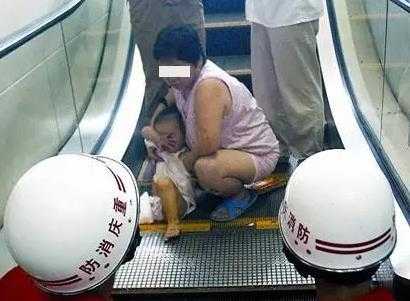 小宝宝坐电梯一直哭怎么回事-宝宝乘电梯坠落图片