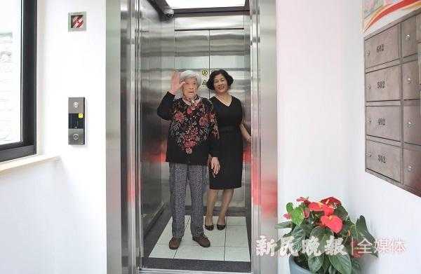 上海打卡乘电梯视频（上海老人坐电梯）