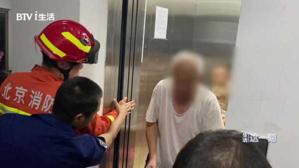 老人把小孩推出电梯_老人抱孩子上电梯摔死