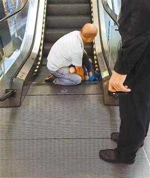 男童脚卡电梯-儿童脚趾卡在电梯门