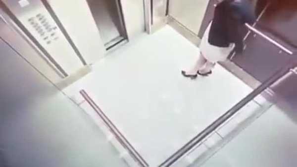 困在电梯里拉肚子视频 omoani困电梯拉肚子