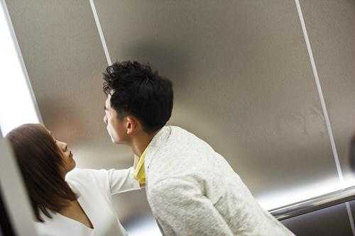 电梯里强吻女生的电影-电梯里强吻女生