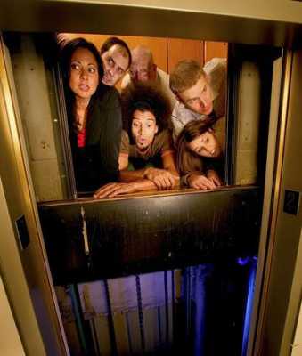 梦见电梯里有鬼是什么意思 梦见电梯里好多丧尸