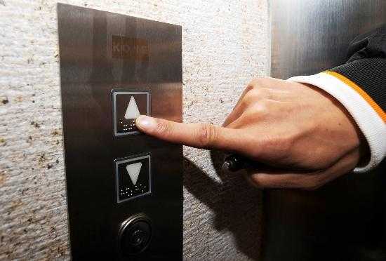 电梯中的风扇按钮