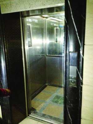 电梯开着门停在楼层
