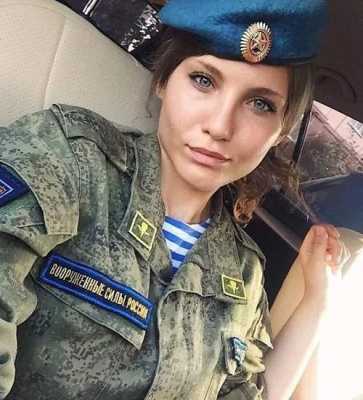 俄罗斯电梯大笑 电梯内的俄军女兵