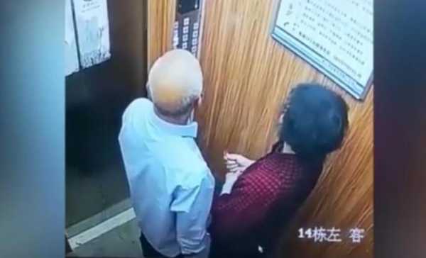 老头电梯亲吻老太视频