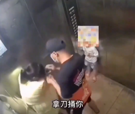 电梯里抢孩子视频 电梯里抢劫孕妇视频