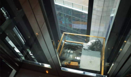 电梯失控冲破31层_电梯失控下坠的视频