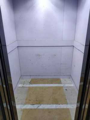 电梯箱体高出地面,电梯箱体与墙的最小距离 