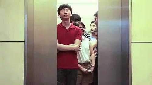  奇葩男坐电梯视频「搞笑坐电梯视频」