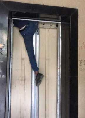 小伙被卡电梯内身亡 男人脚卡在电梯内