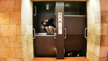 外国恶搞电梯-国外乘电梯搞笑视频