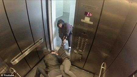 电梯作案