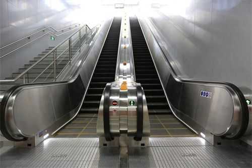 电动步道扶梯式电梯,电动步道扶梯式电梯危险性大吗 