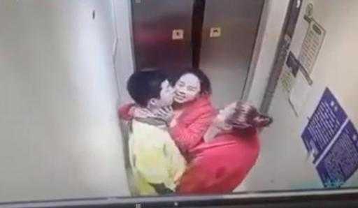 上海电梯工人亲吻美女_上海电梯工人亲吻美女视频