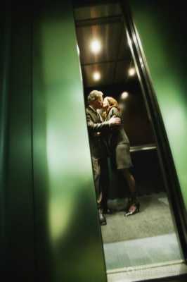外国电梯接吻恶搞视频